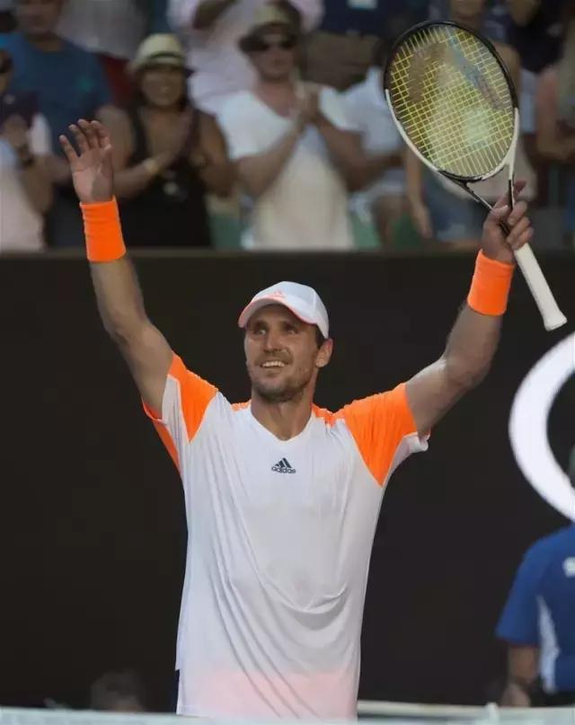 他展现了自 他展现了自